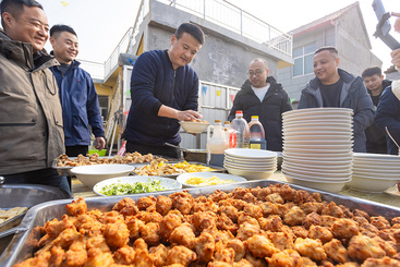 《吃八大碗 过幸福年》