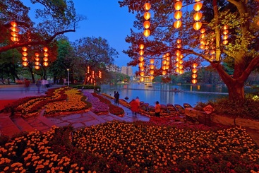 《灯影花市夜迷人》