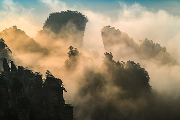 云海朝霞沐奇峰