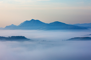 雾绕山涧