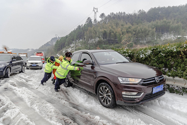 《风雪无阻·警暖归途》