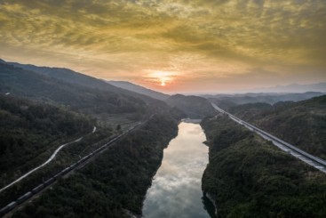 沙道湾铁路与高速路