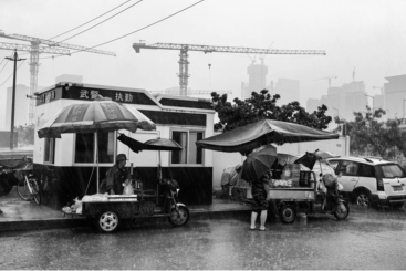 暴风雨下的建海建设者