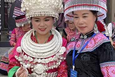 《苗族服饰》（组2）