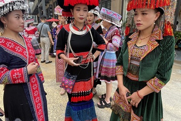 《苗族服饰》（组3）