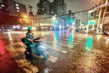 《仲夏雨夜》