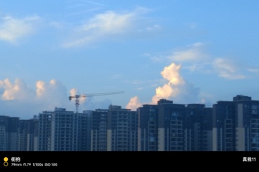云朵与塔吊的交织