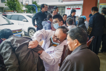 送医下乡 