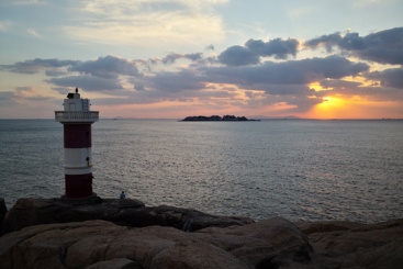 夕阳下的灯塔