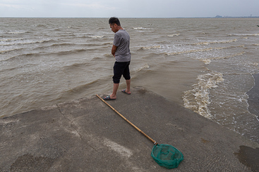 图2：暴雨后的海边