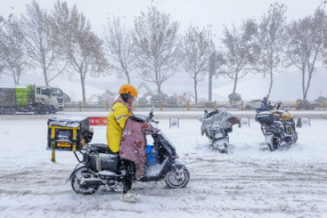 风雪里的身影