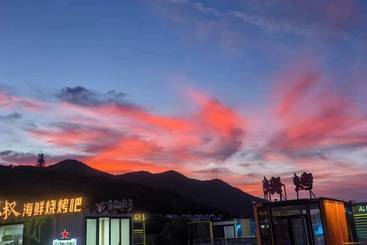 夕阳之下手持烤串