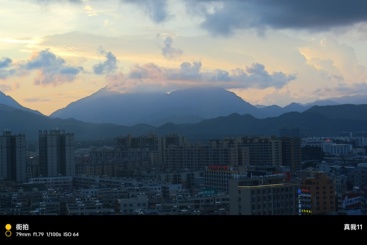 城市天际线与远山相映
