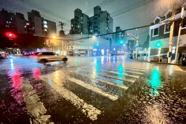 《仲夏雨夜》