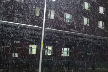 路灯下的漫天飞雪