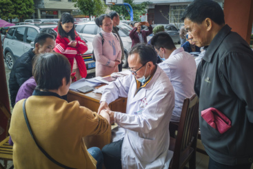 送医下乡 