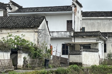 田地旁