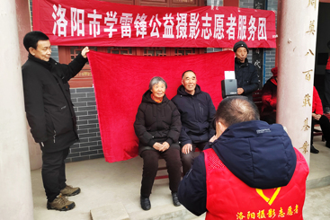 摄影志愿者走进乡村为老人免费拍照2