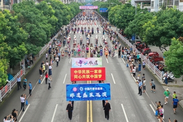 《中国丹寨非遗周服装游行》