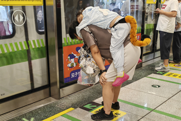 地铁里的孩子