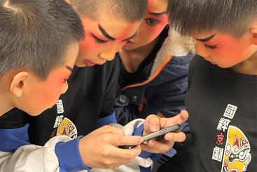 《幕后粤剧小演员》（组图）