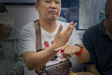地铁上的无声语言交流8