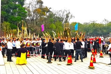《芦笙“比响”进行中》