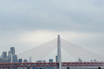 小雨时东水门大桥