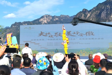 热闹的非遗展演——歙县叠罗汉2