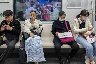 看报纸的乘客