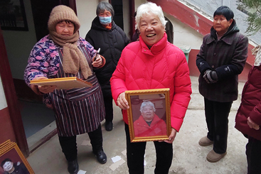 摄影志愿者走进乡村为老人免费拍照5