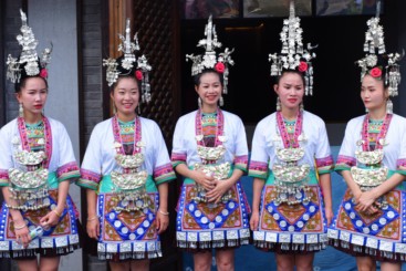《中国丹寨非遗周服装游行》