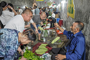 《防空洞背篓助农空间》组照3