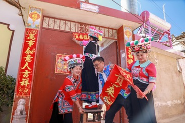 贴春联