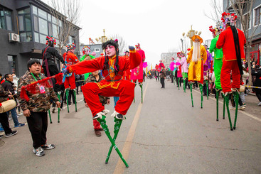 庆春节踩高跷巡游