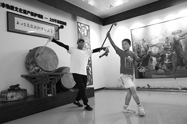 向师傅学习基本功（2021年暑期，上口子高跷秧歌博物馆）
