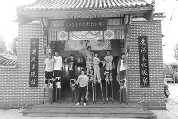 刚刚踩跷成功的鲁睿和小伙伴们（右2 2021年暑期 上口子高跷秧歌博物馆）