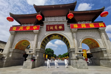 Z37604-6-277263-139****7242-《伏羲城里耍太极》,甘肃省天水市秦州区，作者：杨有生，139****0716 ，华为p30手机，拍摄于天水伏羲庙 (2).jpg