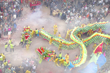 2、组照《神龙游街大拜年》之二：双龙交汇。