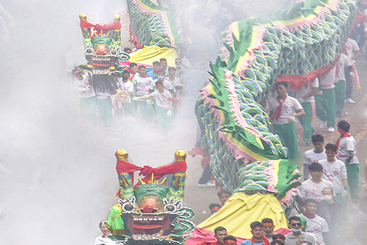 1、组照《神龙游街大拜年》之一：神龙天降。