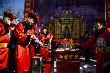 1、组照《妈祖出巡-葛沽宝辇会》之一：出巡之前，在临时停放妈祖娘娘宝辇的茶棚燃香祭祀。