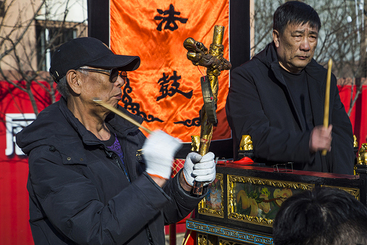 5、组照《妈祖出巡-葛沽宝辇会》之五：法鼓敲奏表演。