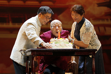 在赵庚辰95华诞暨从艺80年庆贺晚会上，老人吹灭了生日蜡烛。