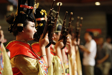 众弟子演绎1300年前的西安鼓乐。