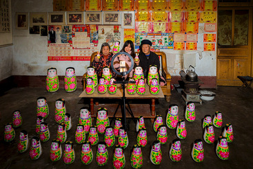 最美娃娃 2022年1月15日，惠民县河南张村，大学生路意（中）春节期间在家中帮爷爷奶奶直播销售泥娃娃。