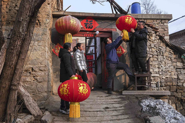 2024年2月9日是除夕，山东省青州市庙子镇窦家崖村，回家过年的王成永和孩子们挂灯笼。