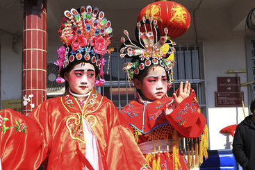 吸引。休息时，6岁的杨溪钥（左）和5岁王姿涵在欣赏大人们的演出。