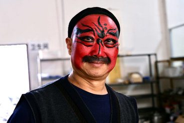 吐火演员上场之前