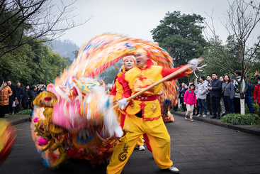 祥龙劲舞闹佳节
