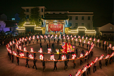 浦江龙灯庆新春_板凳龙字灯.jpg